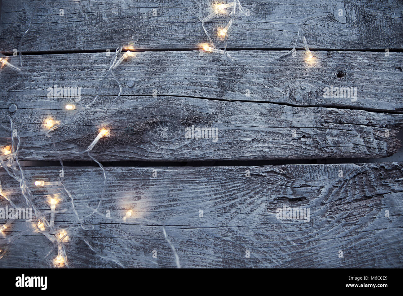 Las bombillas de luz y el fondo antiguo de madera Foto de stock
