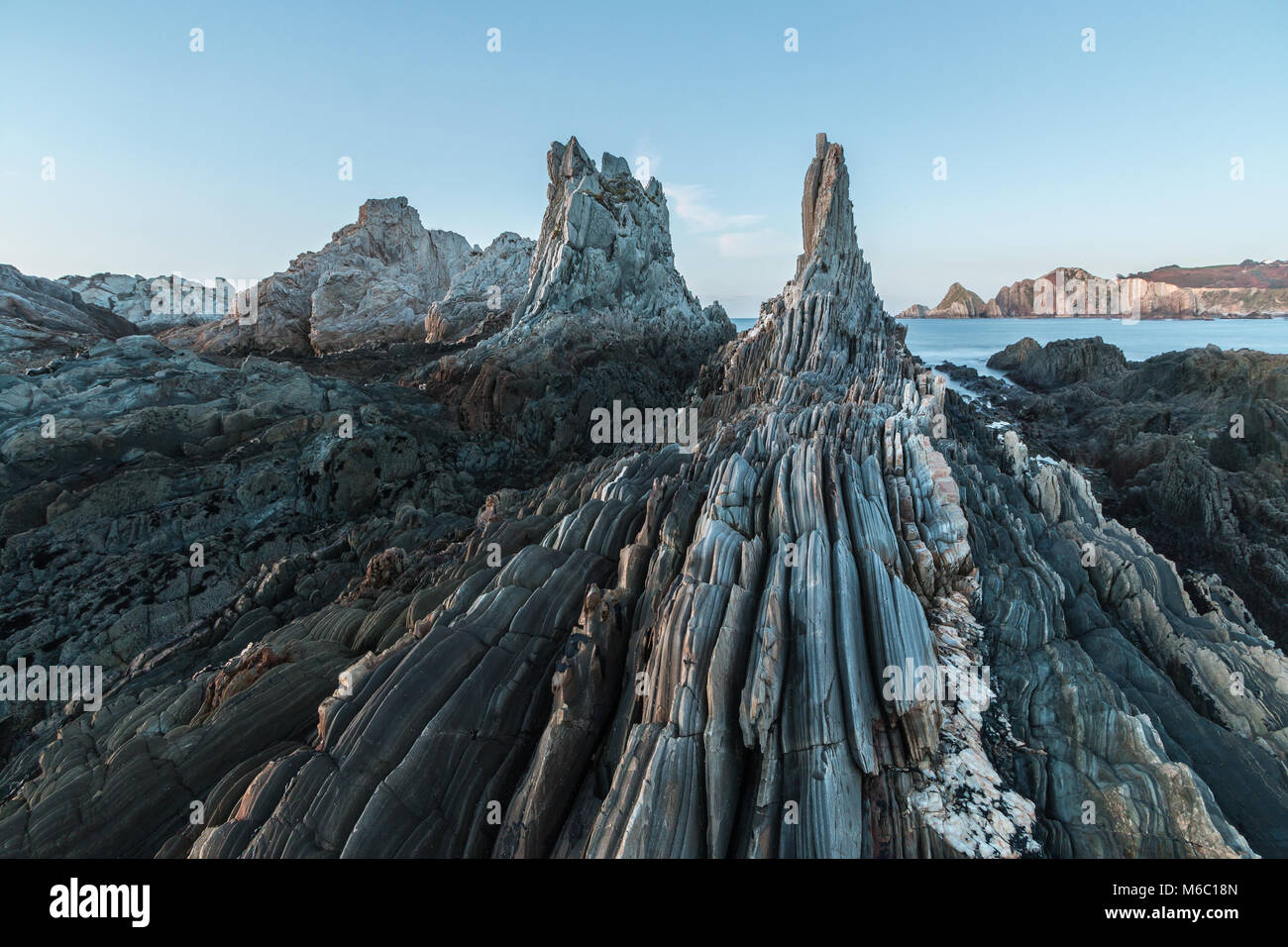 La playa de Gueirua, un inquietante paisaje de afiladas rocas que emergen del océano, finge ser de otro mundo, con una impresionante belleza un Foto de stock