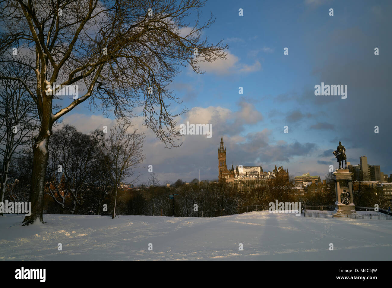 Parque Kelvingrove y de la Universidad de Glasgow y después de las fuertes nevadas. Foto de stock