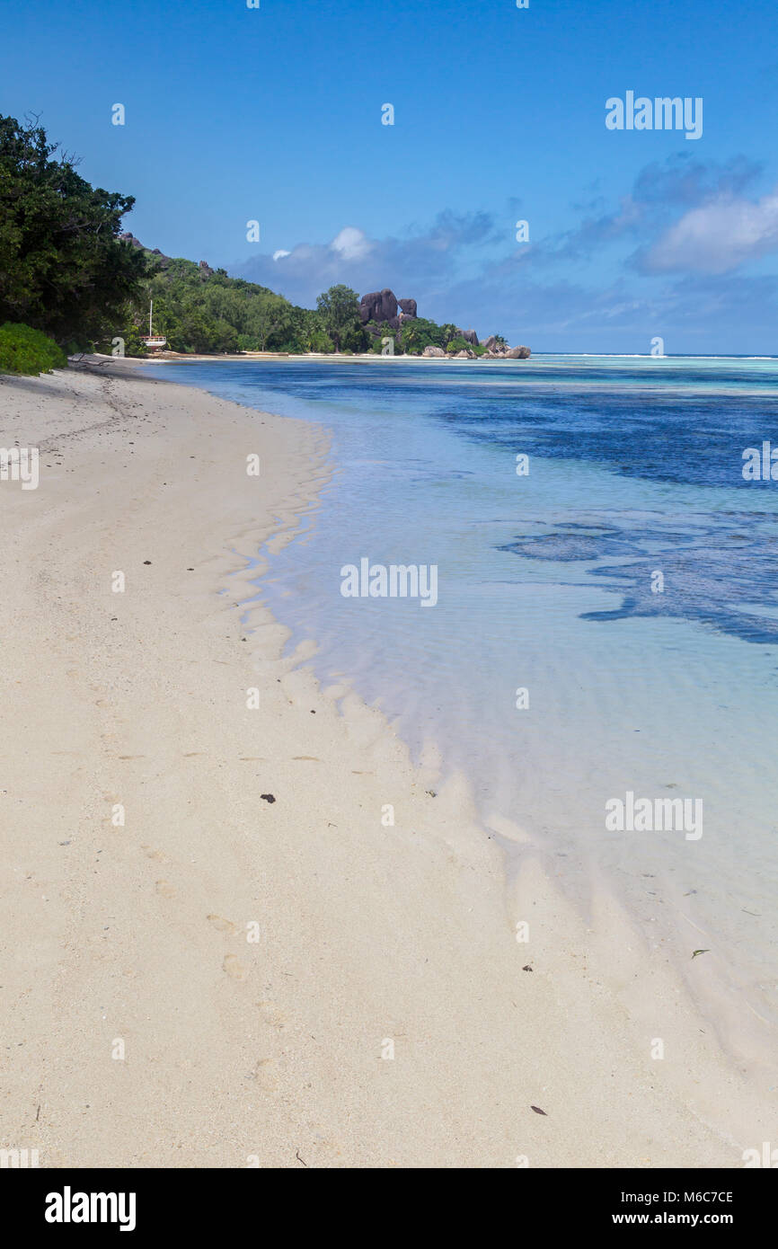 Solitaria playa tropical en La Digue, Seychelles. Foto de stock
