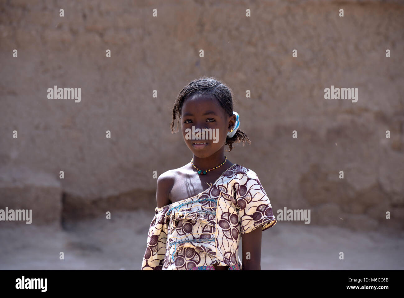 Un joven, grupos étnicos, indígenas Pueblo Fulani chica que nunca asistió a la escuela. Malí, África occidental. Foto de stock
