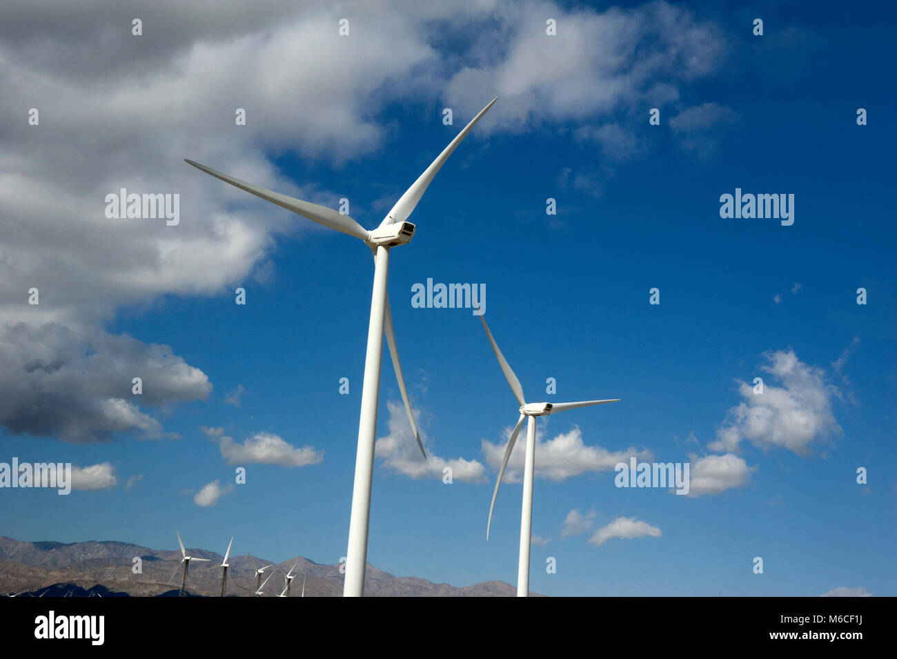 Molinos de viento crear energía limpia en el desierto cerca de Palm Springs, CA. Foto de stock