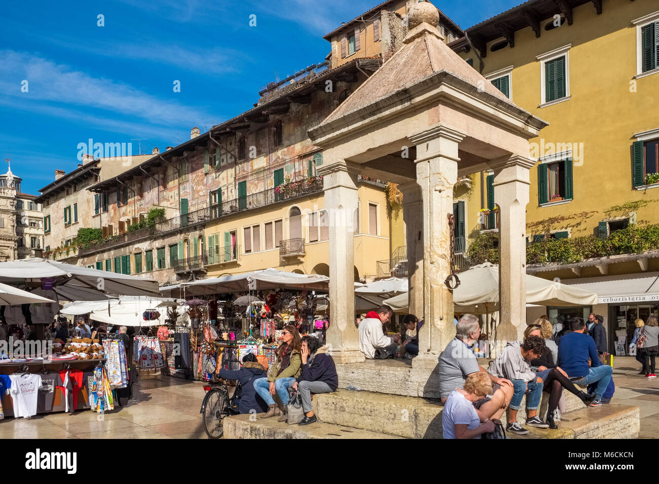 Mercado callejero en la Piazza delle Erbe, Verona, Italia Foto de stock