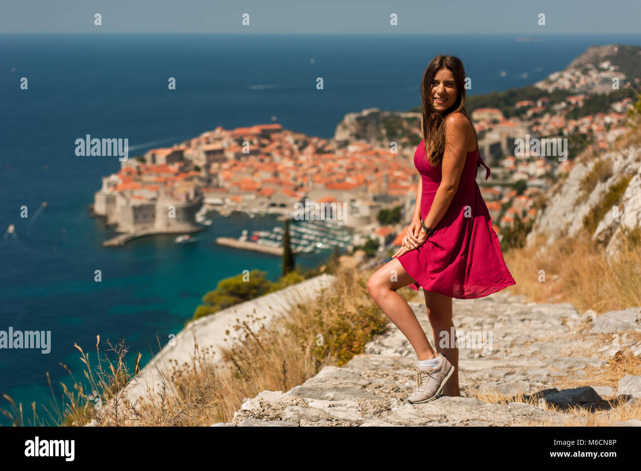 Mujer-viajero tener un buen tiempo para visitar la ciudad de Dubrovnik, en  Croacia. Foto tomada desde la montaña por encima de la ciudadela de  Dubrovnik, Croacia, famoso Fotografía de stock - Alamy