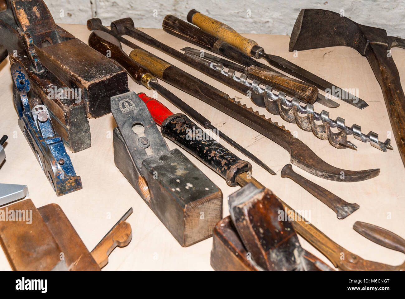 Martillo y cincel de carburo, herramientas de un albañil usa Fotografía de  stock - Alamy