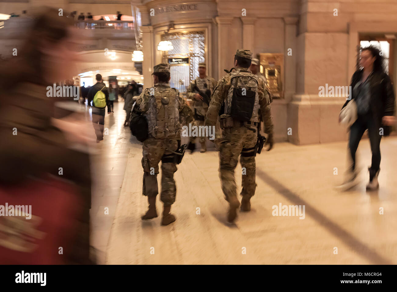 Oficiales de la Guardia Nacional del ejército patrullando la Grand Central Station, New York, NY, EUA. Foto de stock