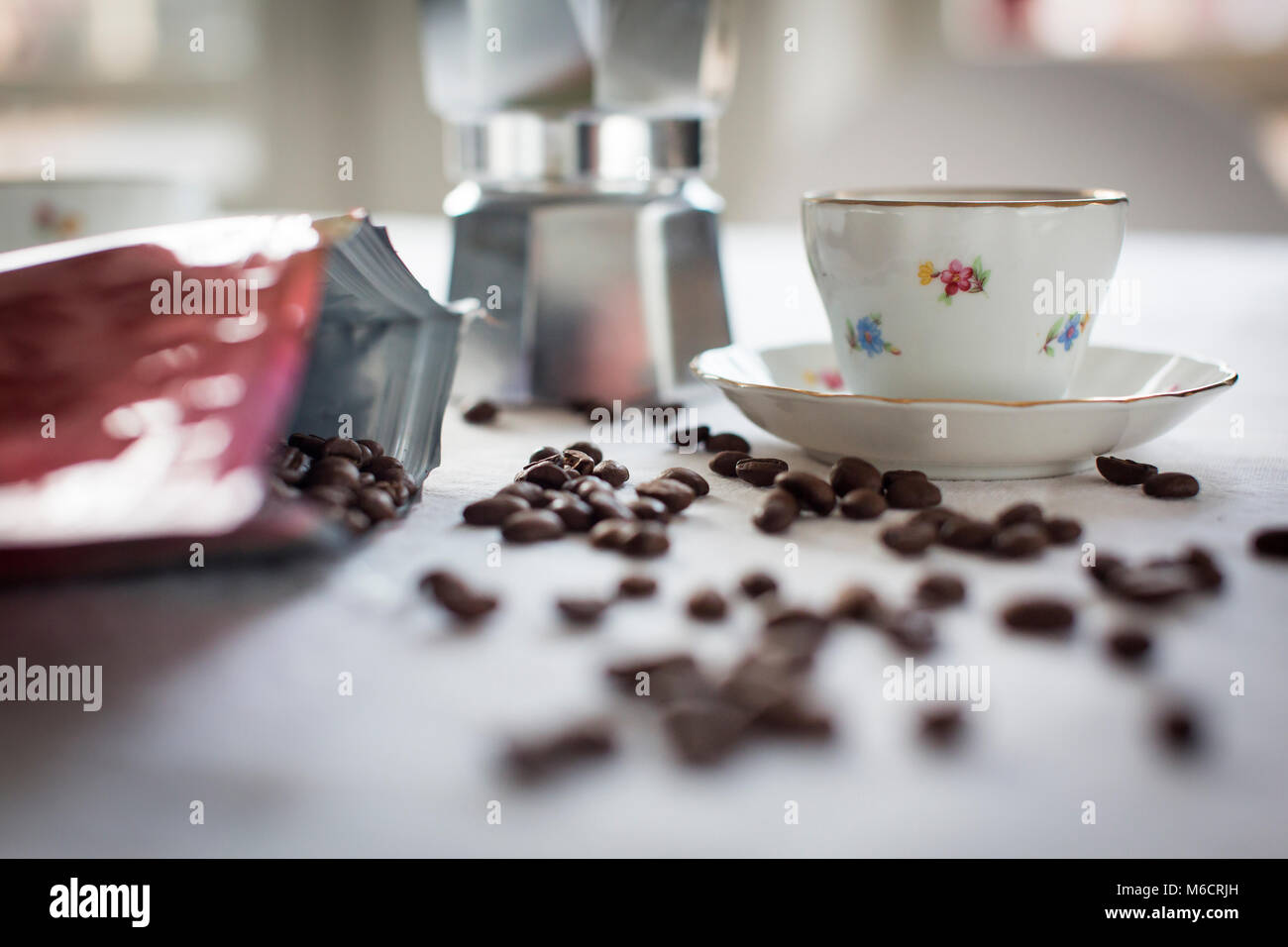 Espresso italiano clásico con taza de café y granos de café sobre una mesa. Foto de stock