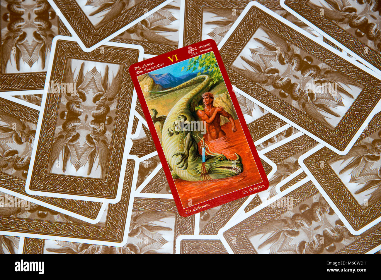 Moscú, Rusia - Febrero 18, 2018: carta del Tarot los enamorados. Dragon  tarot baraja. Fondo misterioso esotérico en estilo gótico Fotografía de  stock - Alamy