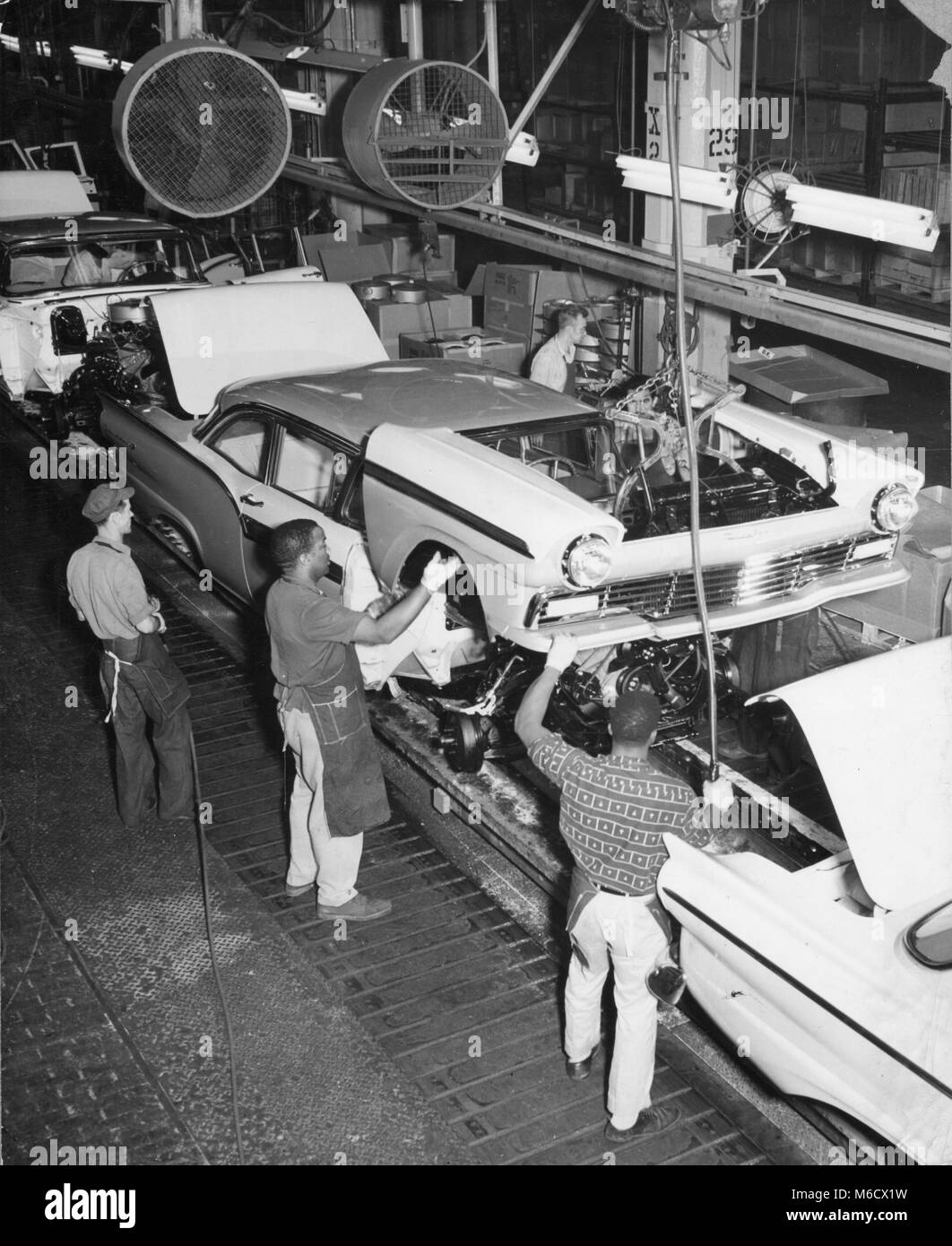 Armado de un automóvil en una planta de motores de Ford en Detroit. Detroit, MI, 1961. Foto de stock