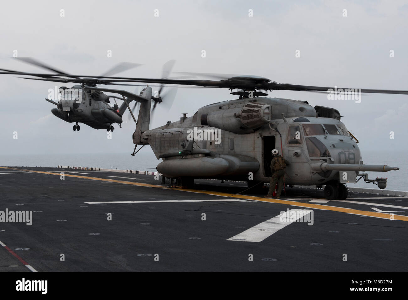 180223-N-NB544-062 Golfo de Tailandia (Feb. 23, 2018) un tipo CH-53E Super Stallion, asignado a la "Wolfpack" de Marina escuadrón de helicópteros pesados (HMH) 466, vuelve al buque de asalto anfibio USS Bonhomme Richard (LHD 6) tras su participación en el ejercicio Cobra Gold 2018. Bonhomme Richard ha concluido su participación en el ejercicio Cobra Gold 2018 junto a los buques de la Marina Real Tailandesa y personal, tal como se llevaron a cabo una serie de operaciones anfibias que tácticas destinadas a mejorar los conocimientos de los participantes y ensayar capacidades combinadas para responder a contingencias. Cobra Gold es un exerci anual Foto de stock