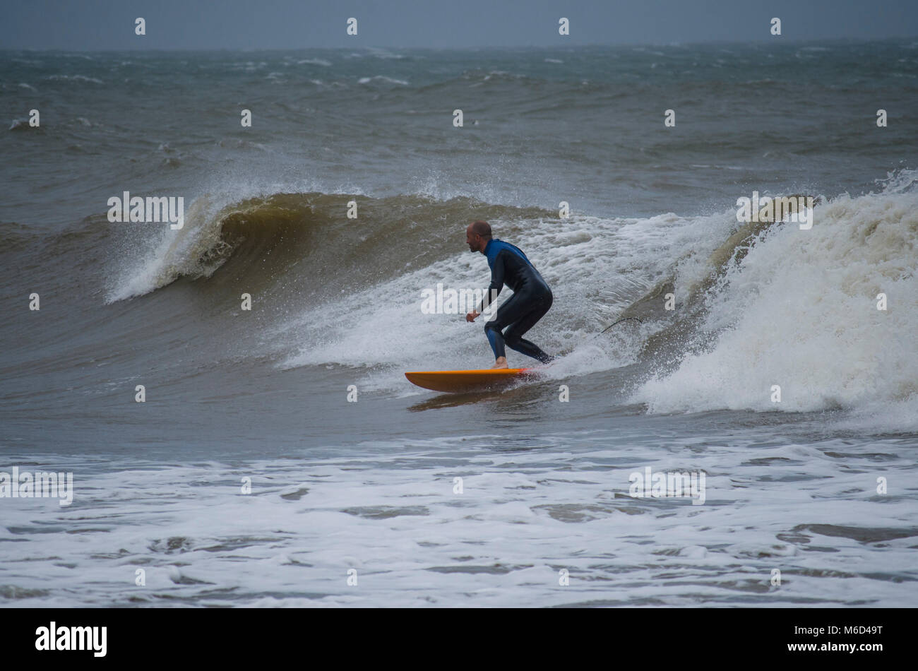 Fuengirola, Andalucía, España. 2Th marzo, surfer goza de condiciones climáticas extremas de la tormenta Emma 2018. © Perry van Munster/ Alamy Live News Foto de stock