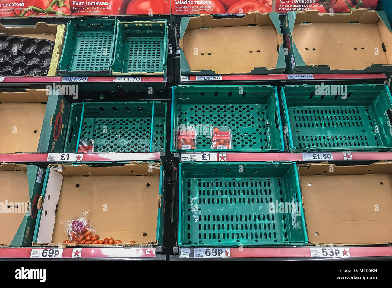 Inverness, Escocia, Reino Unido, 02 de marzo de 2018 REINO UNIDO Clima: muchas de las estanterías se desnuda en la principal tienda Tesco Extra en Inverness. Aunque la ciudad ha permanecido laregely uneffected por "La bestia del Este' enlaces de transporte hacia y desde la capital de las Highlands. Rubén Tabner crédito/Alamy Live News Foto de stock