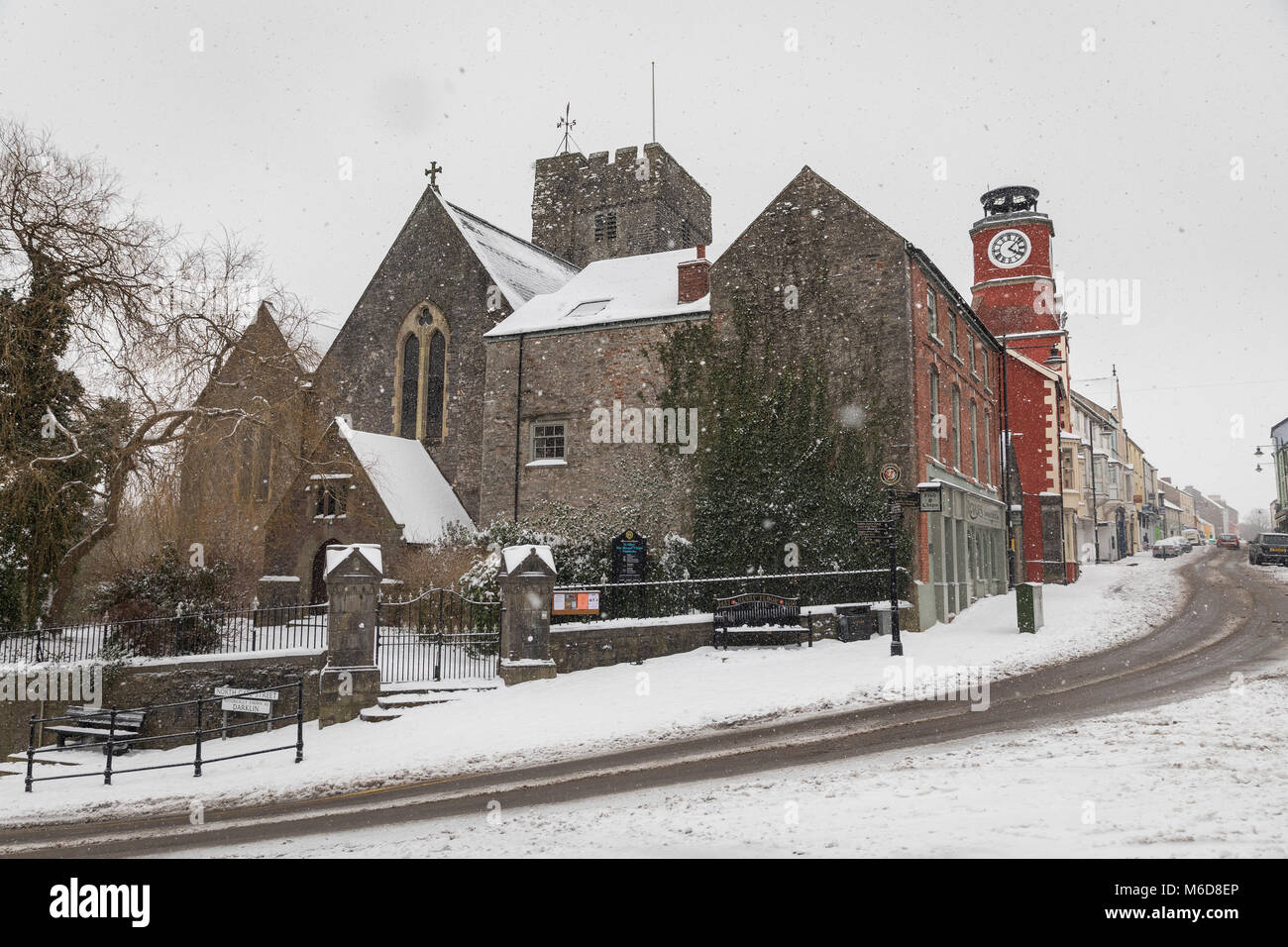 Pembrokeshire (Gales), 2º de marzo de 2018. Un raro llenos de nieve en la calle principal de la ciudad de Pembroke en Pembrokeshire (Gales) Crédito: señala Buckley/Alamy Live News Foto de stock