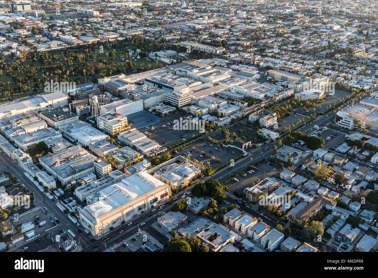 Los Angeles, California, EE.UU. - 20 de febrero de 2018: Vista aérea de la Paramount Pictures Studio en Melrose Av en Hollywood. Foto de stock