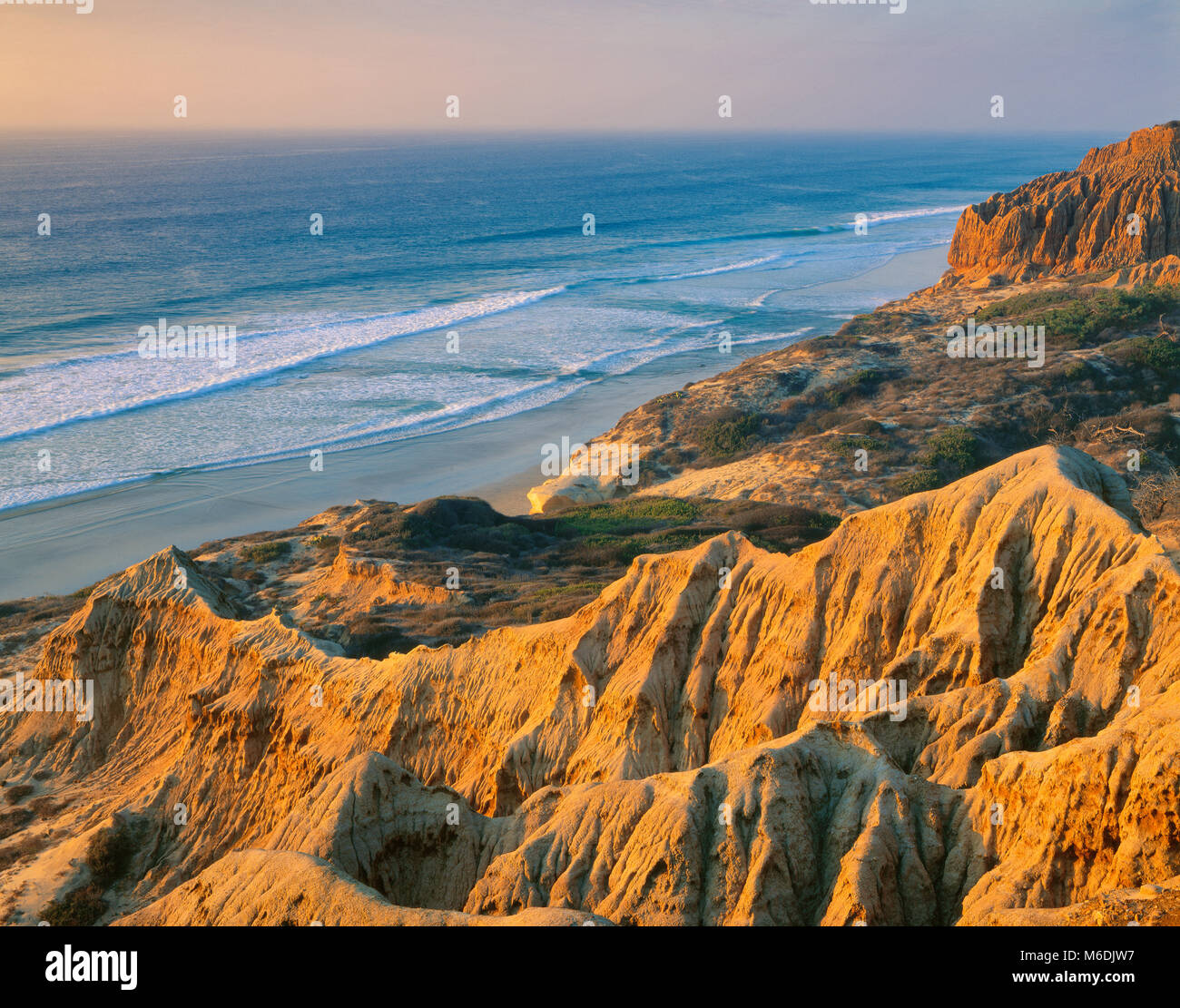 Puesta de sol, playa y Estatal Torrey Pines State Reserve, La Jolla, el condado de San Diego, California Foto de stock