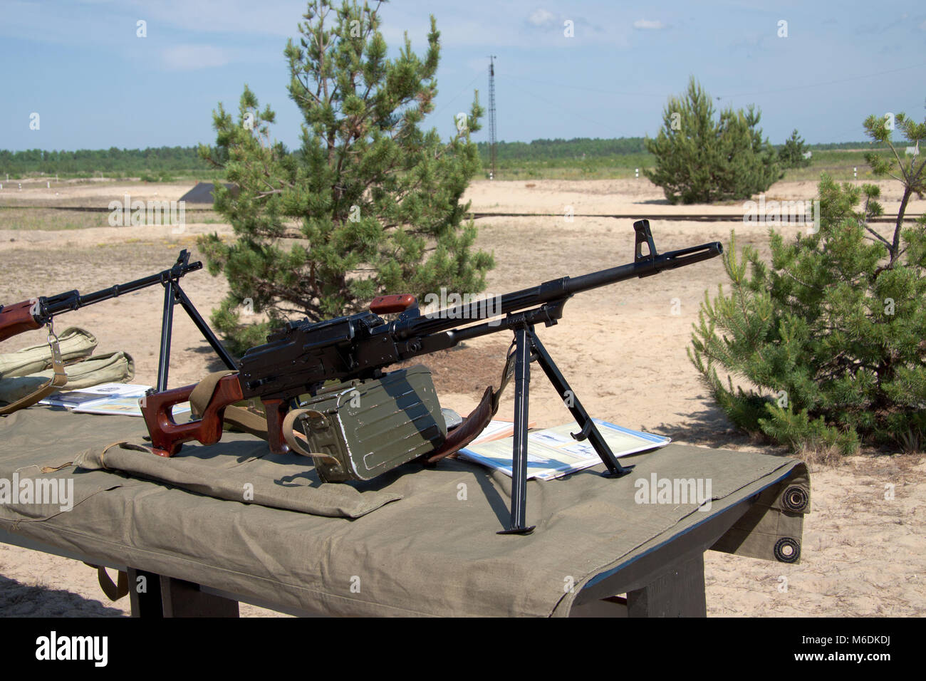 PKM ametralladora sobre la mesa en el campo de tiro Fotografía de stock -  Alamy
