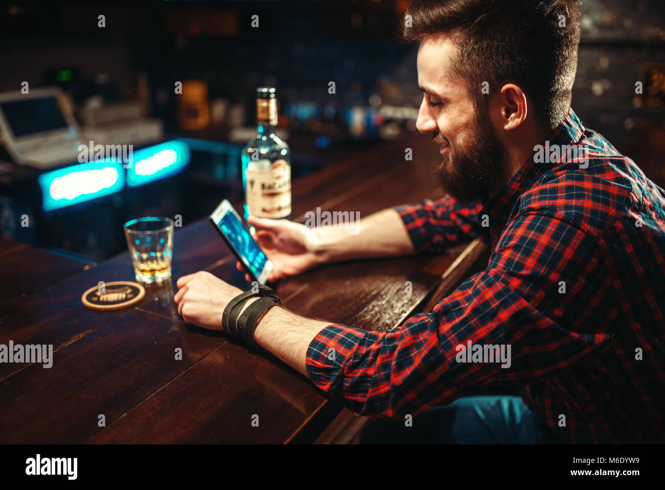 Hombres tomando alcohol fotografías e imágenes de alta resolución - Alamy