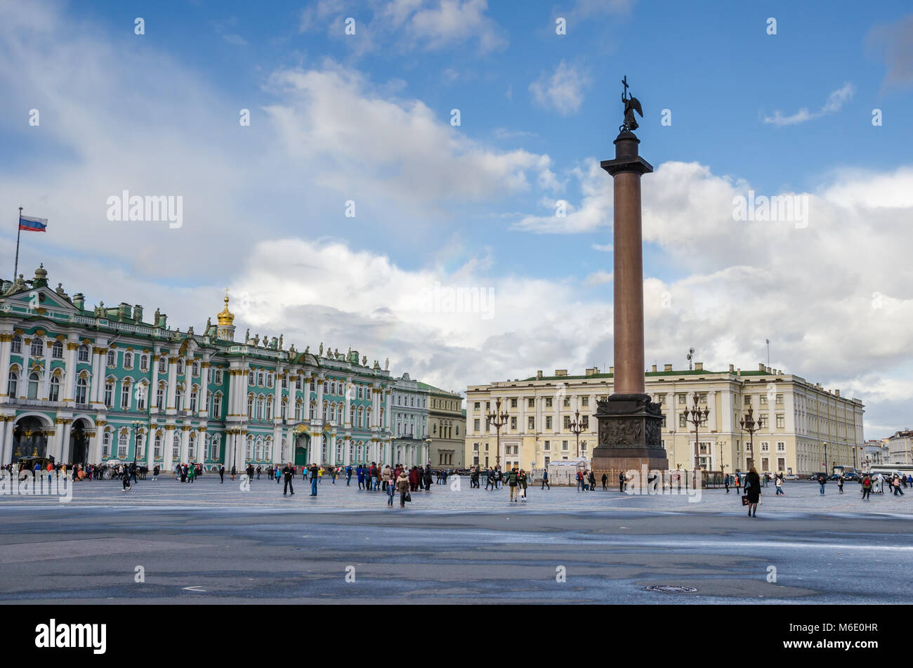San Petersburgo, Rusia - 30 de septiembre 2016: la Plaza del Palacio con el Palacio de Invierno, el Alexander columna, columna de granito rojo (el más alto de su clase i Foto de stock