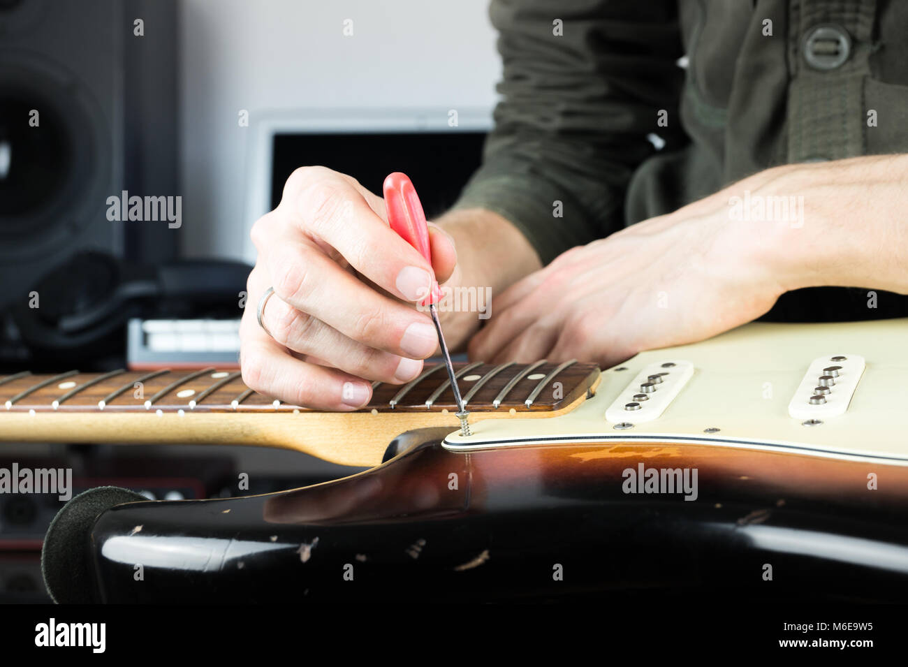 guitar e imágenes de alta resolución - Alamy
