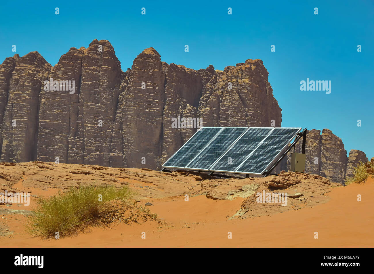 Un panel solar utilizado por los beduinos del desierto de Wadi Rum Jordania Oriente Medio como una alternativa a los generadores diesel que se utilizan tradicionalmente el servi Foto de stock
