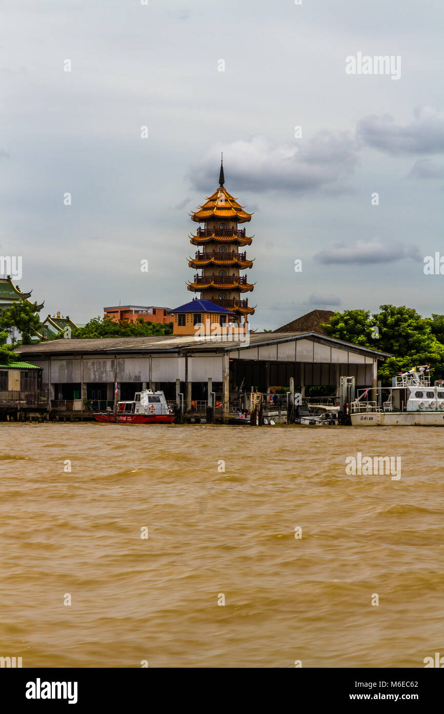 Che Chin Khor templo budista del Río Chao Phraya, Bangkok, Tailandia. Foto de stock