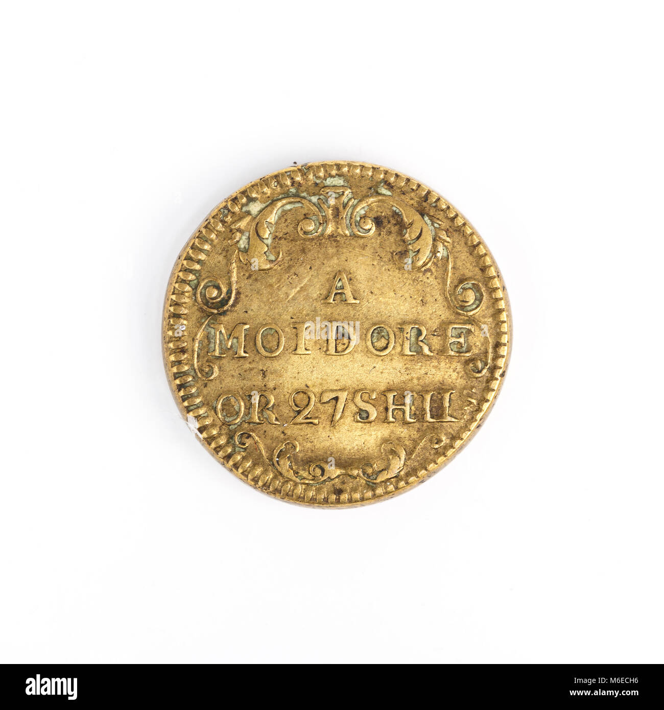 Un Moidore o 27 Shils (chelines), peso de moneda emitida durante el reinado de George ll. Moidore portugués fue una moneda en circulación en el Reino Unido en el momento. Foto de stock