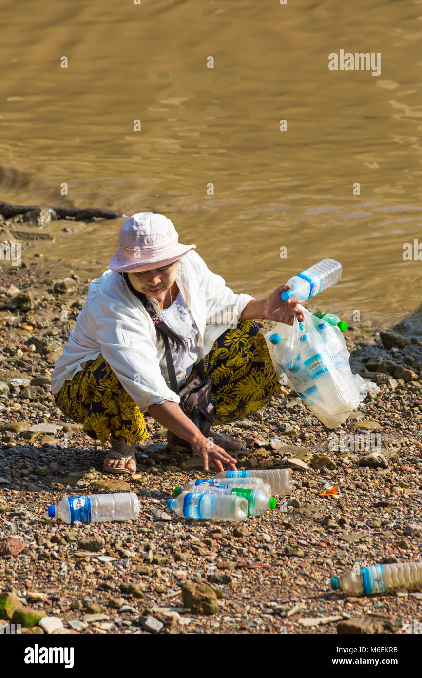 Mujer recogiendo botellas de plástico desechados para su reciclaje Nanthidar embarcadero, Yangon, Myanmar (Birmania), Asia en febrero Foto de stock