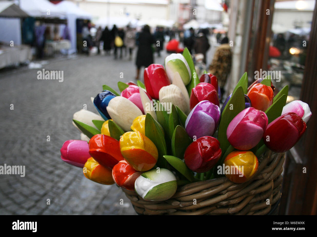 Tulipanes de madera de color en una calle de la ciudad antigua de Vilnius, Lituania Foto de stock