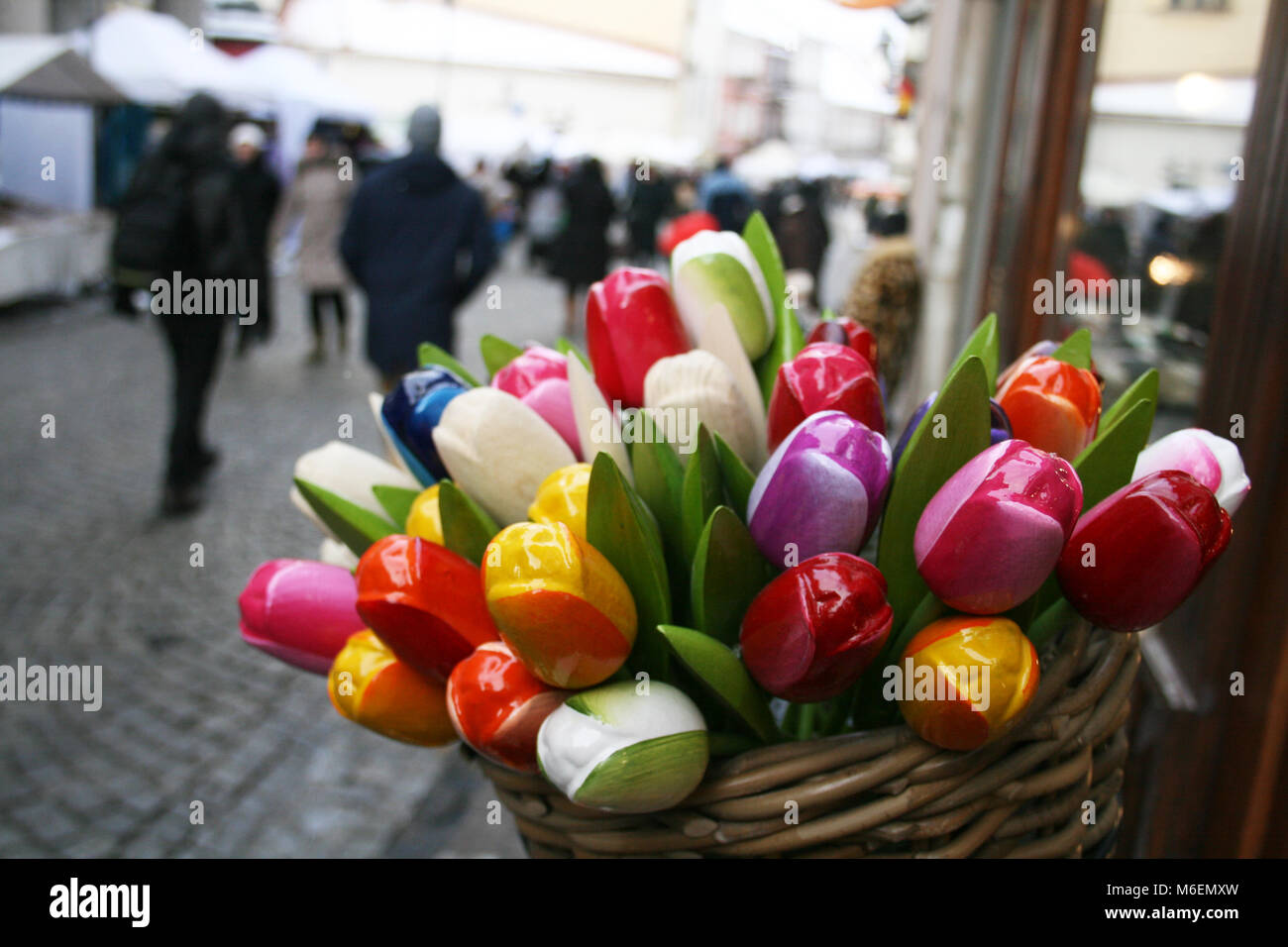 Tulipanes de madera de color en una calle de la ciudad antigua de Vilnius, Lituania Foto de stock