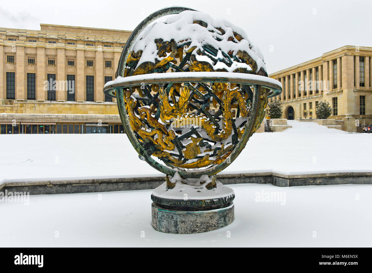 Esfera Celeste Woodrow Wilson Memorial, Palais des Nations, Naciones Unidas, en época invernal, Ginebra, Suiza. Foto de stock