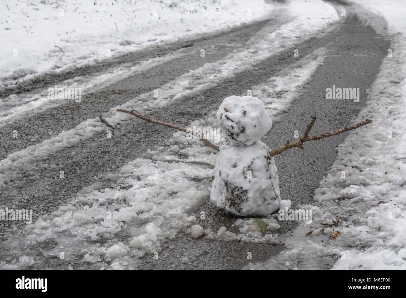 Muñeco de Nieve en medio de la carretera del país durante el 2018 la bestia  del este vórtice polar condiciones de nieve que causó problemas  generalizados Fotografía de stock - Alamy