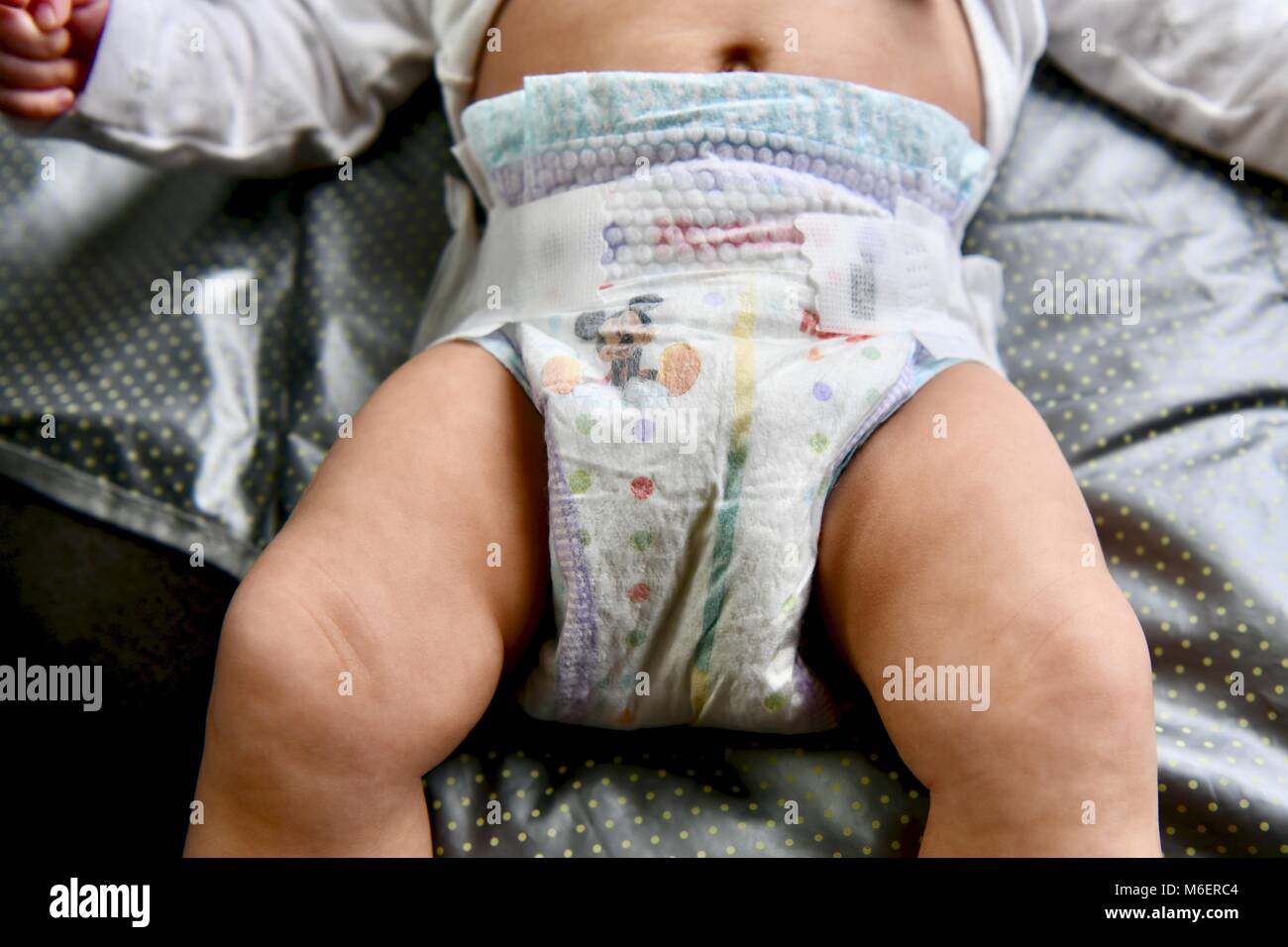 Bebé vistiendo Huggies pañales con línea amarilla azul girando para mostrar  la humedad o la humedad, EE.UU Fotografía de stock - Alamy