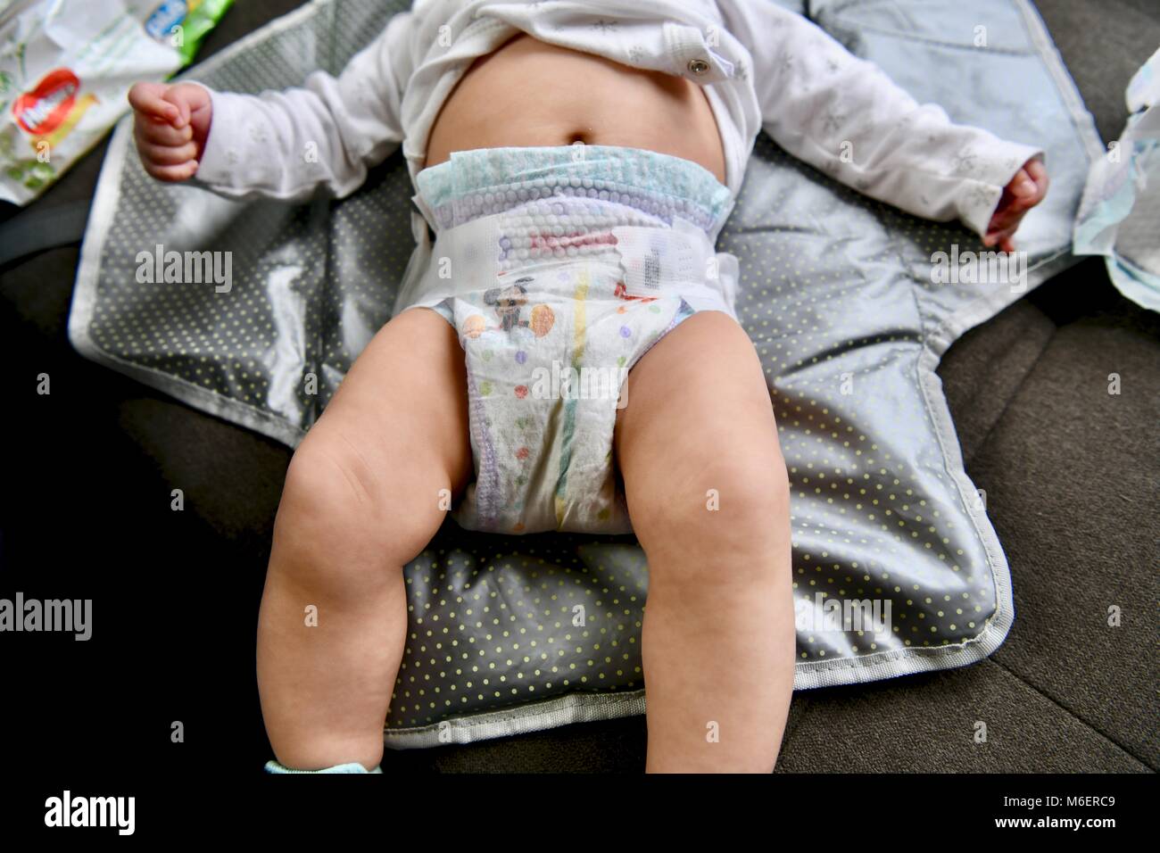 Bebé vistiendo Huggies pañales con línea amarilla azul girando para mostrar  la humedad o la humedad, EE.UU Fotografía de stock - Alamy