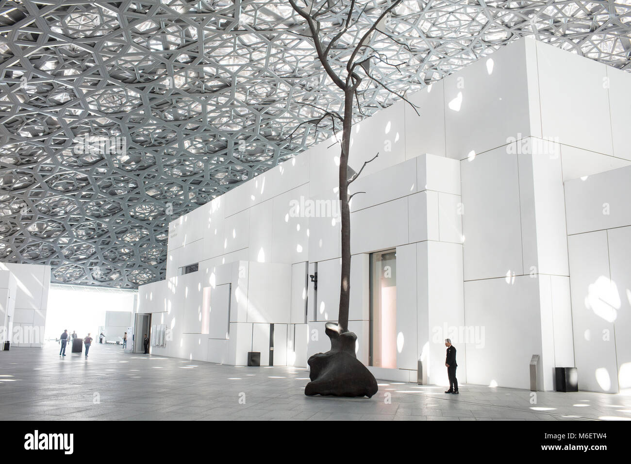 La Isla de Saadiyat, Abu Dhabi, Emiratos Árabes Unidos - Febrero 24, 2018: el Louvre Abu Dhabi, por el arquitecto Jean Nouvel. ( Ryan Carter ) Foto de stock
