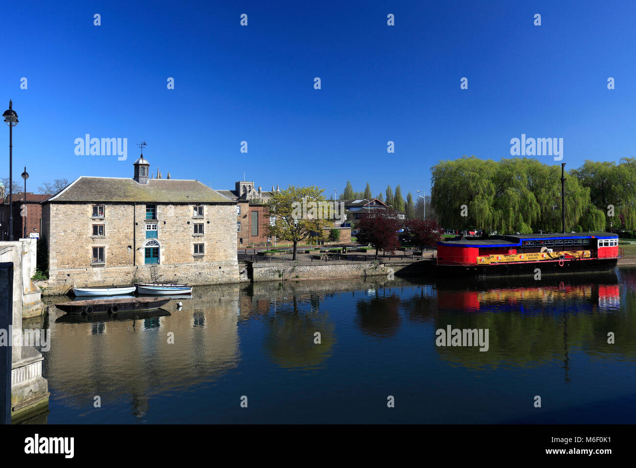 Narrowboat sobre el río Nene, terraplén de PETERBOROUGH Peterborough, Ciudad, Cambridgeshire, Inglaterra, Reino Unido. Foto de stock