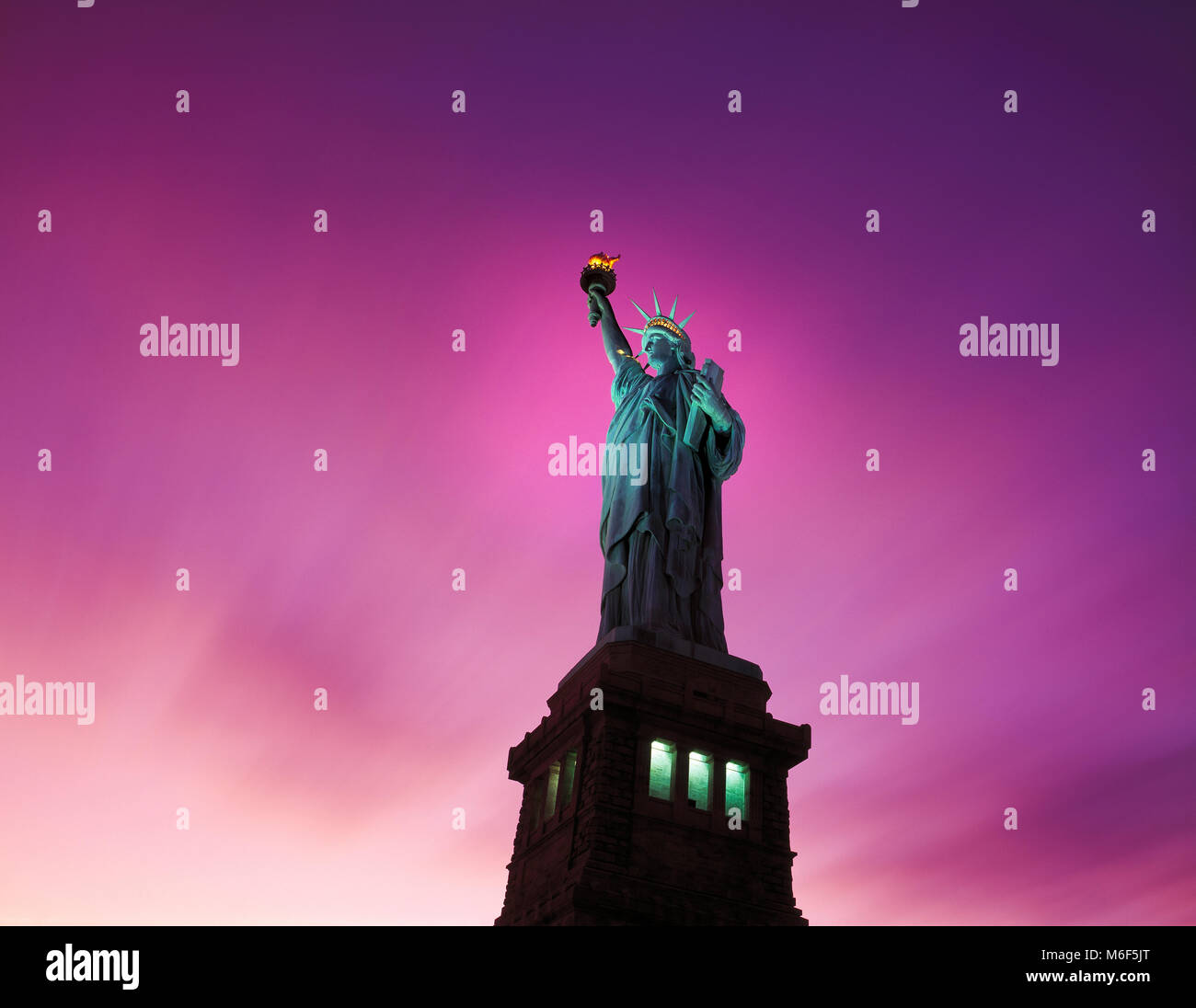 La estatua de la libertad al atardecer,Liberty Island, Nueva York, EE.UU. Foto de stock