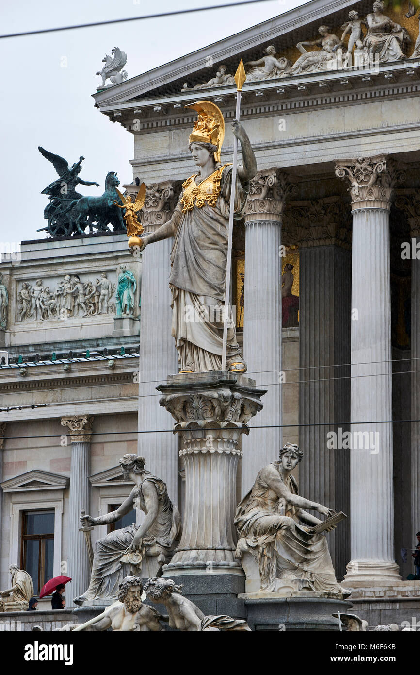 Pallas Athene estatua frente al edificio del Parlamento, en Viena, en la cima de Pallas-Athene-Brunnen (fuente) Foto de stock
