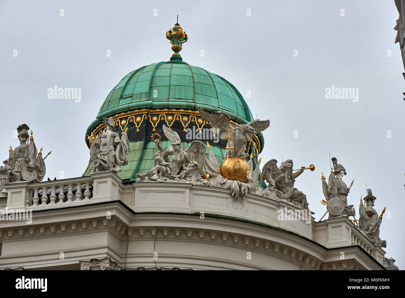 Techo abovedado adornado y estatuas en el techo del Palacio Imperial Hofburg Viena ala St Michael's Foto de stock