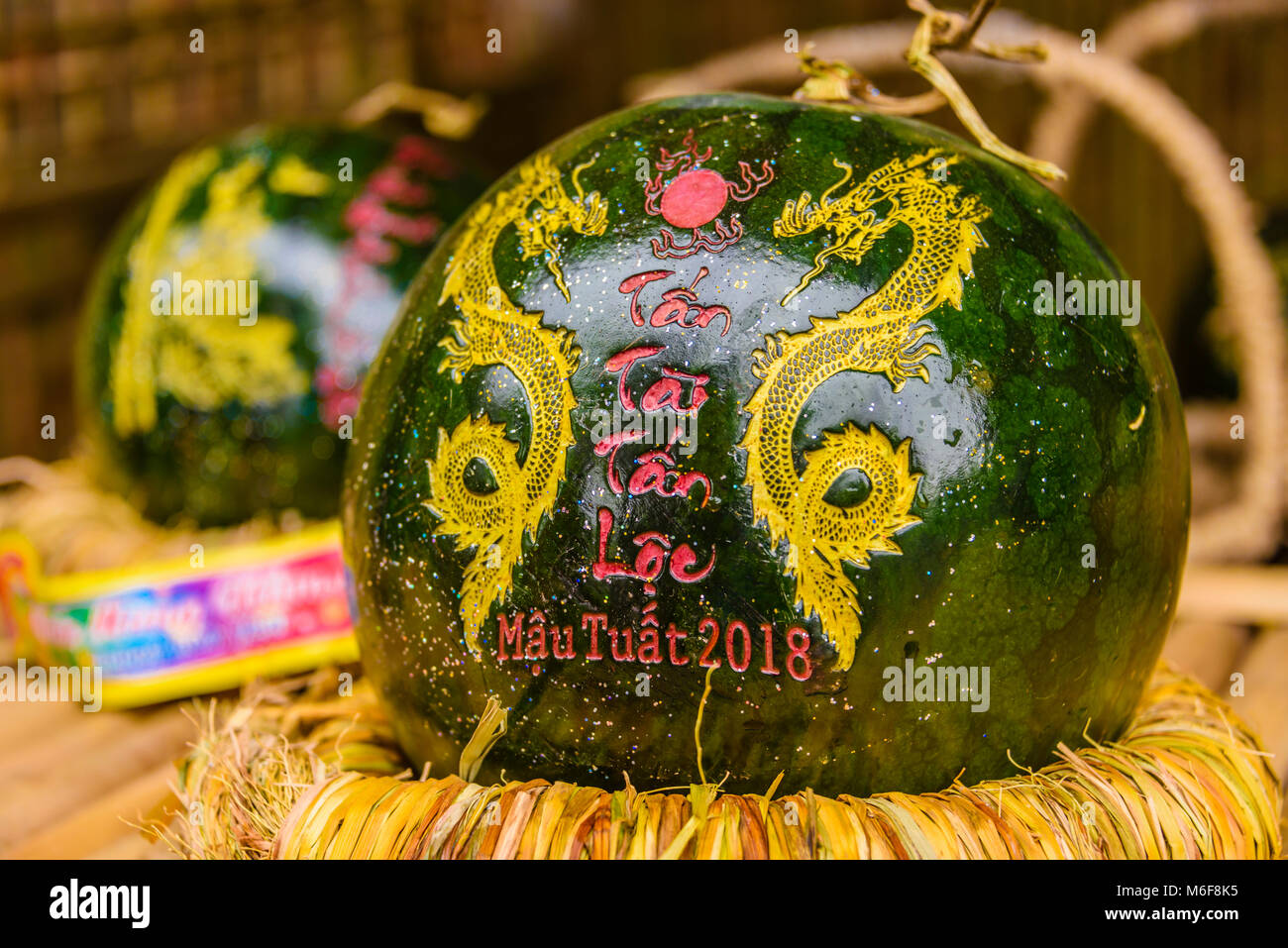 Sandía tallada con dragones para celebrar el Año Nuevo Chino del perro, de 2018, en Hanoi, Vietnam Foto de stock
