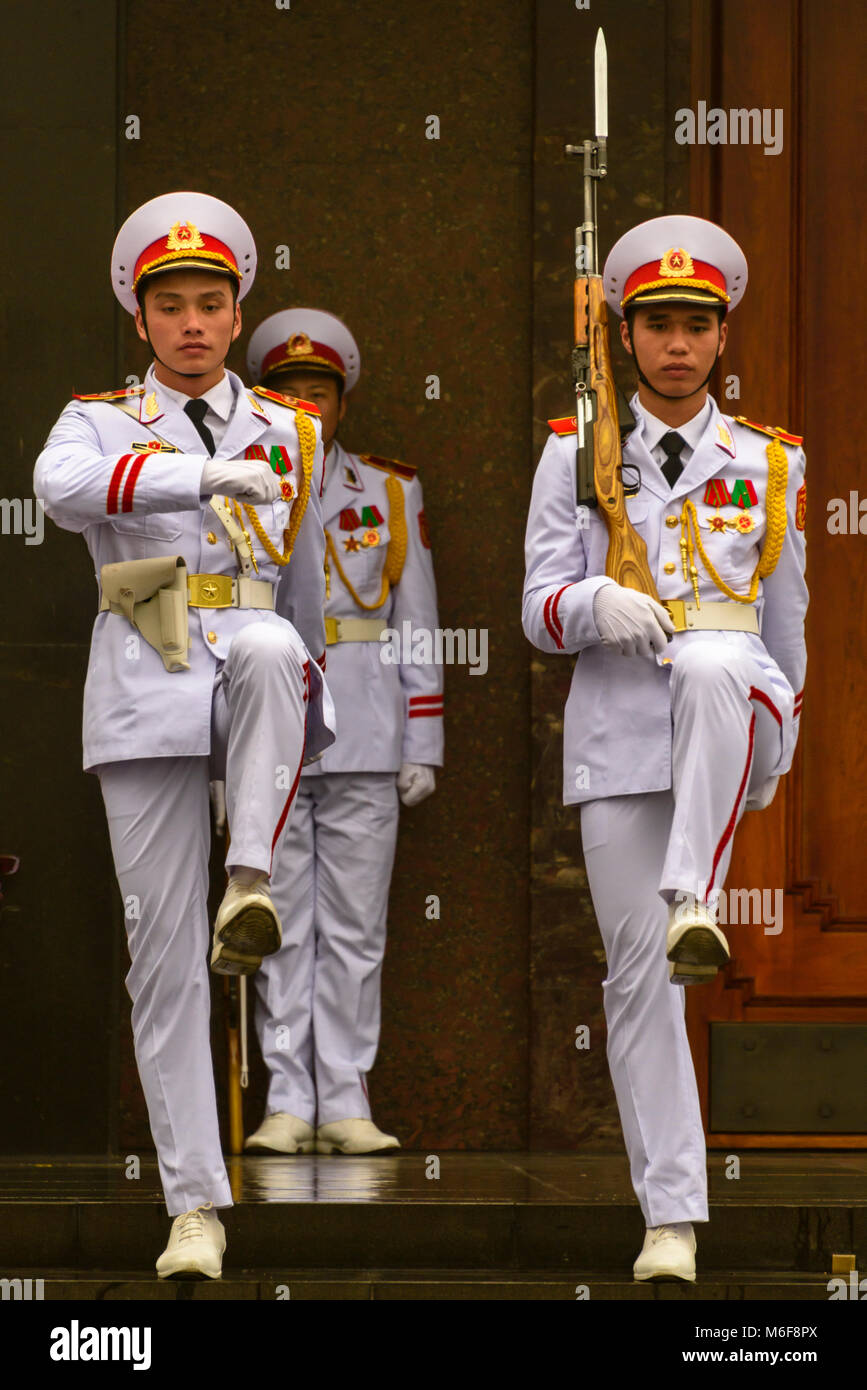 Cambio de guardia en el Mausoleo de Ho Chi Minh en Hanoi, Vietnam Foto de stock