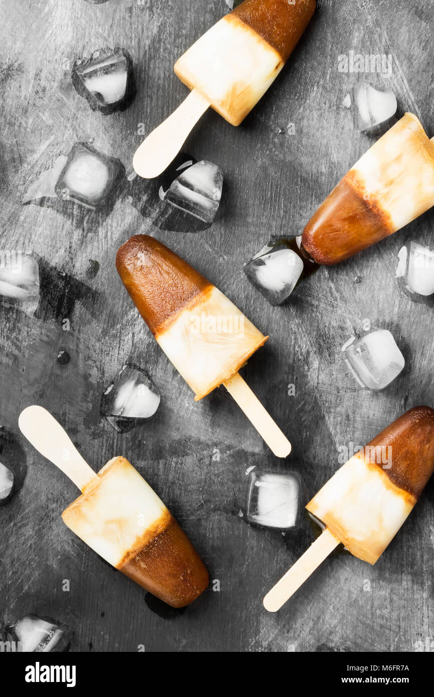 Paletas de helado de café sobre un fondo oscuro. Vista desde arriba