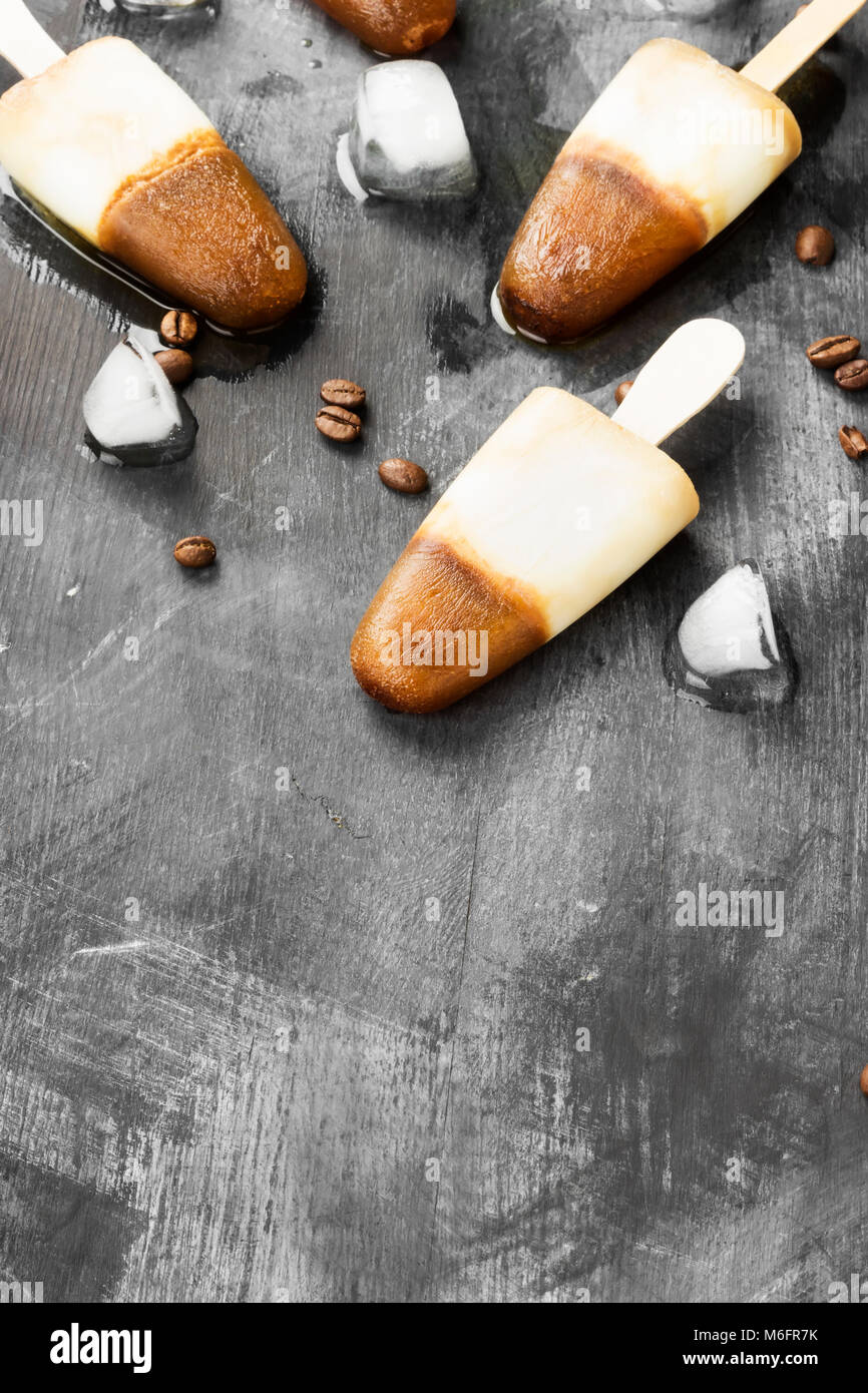 Paletas de helado de café sobre un fondo oscuro. Copie el espacio