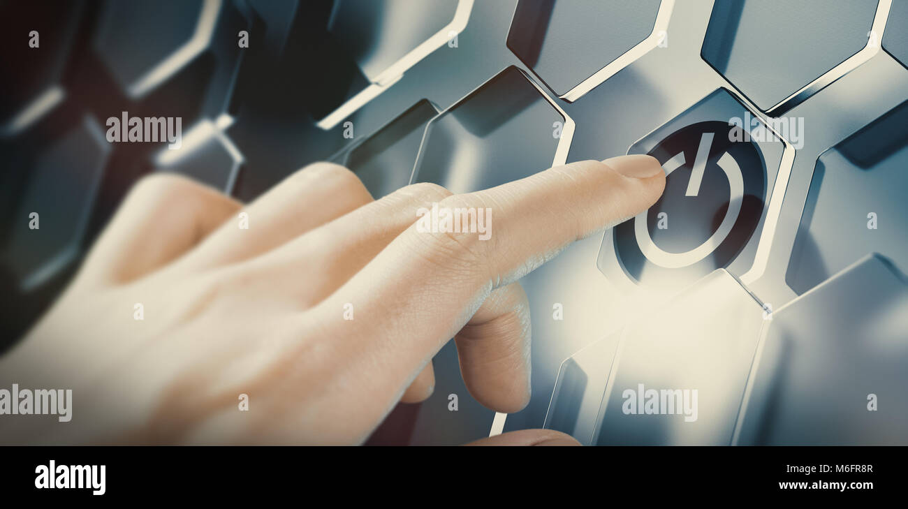 Empujar el dedo del botón de inicio digital en una interfaz futurista. Diseño conceptual de una tecnología innovadora. Imagen compuesta entre una mano photograp Foto de stock