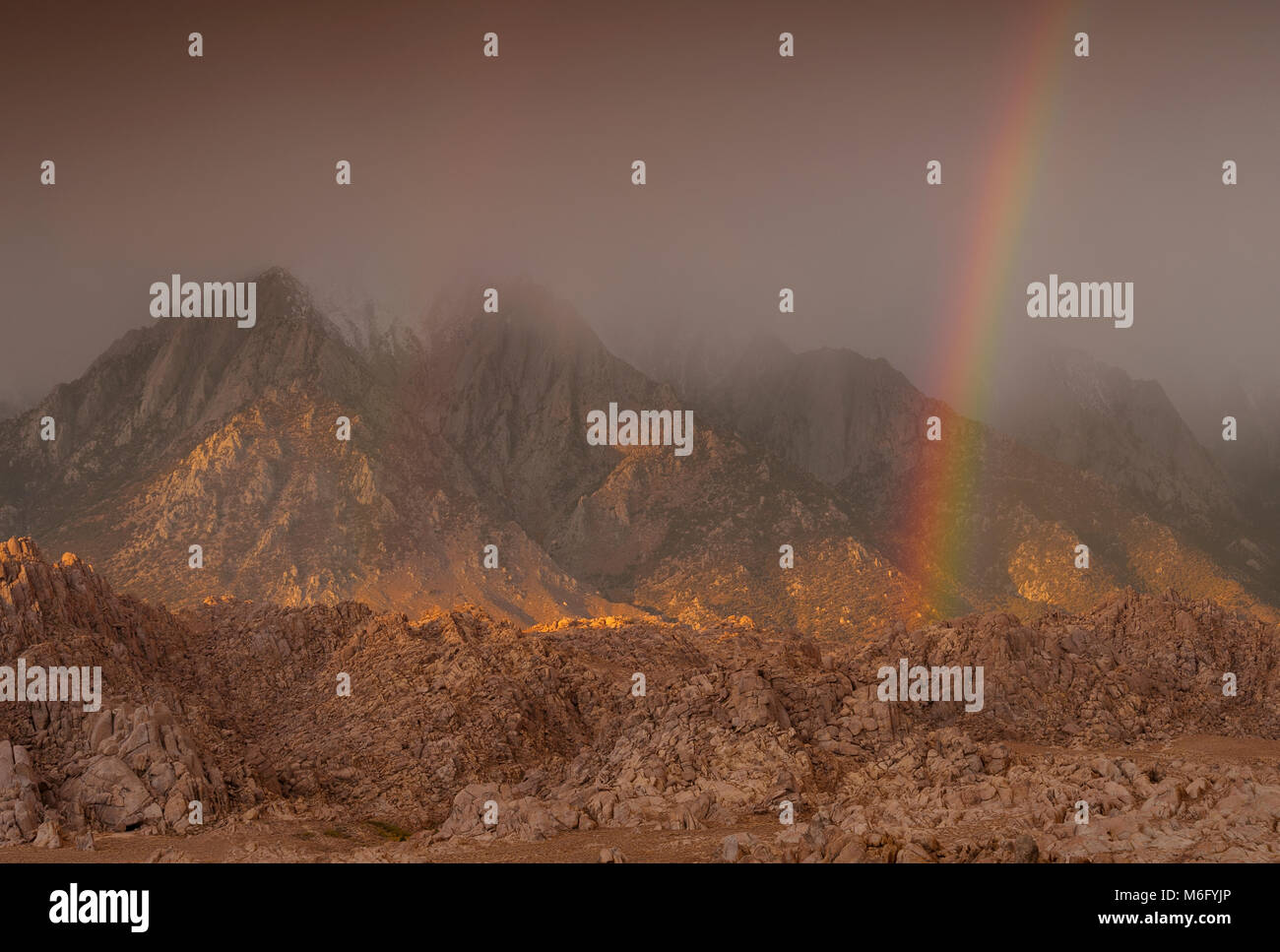 Rainbow, Lone Pine Peak, Alabama Hills, Sierra Oriental, Inyo National Forest, California Foto de stock