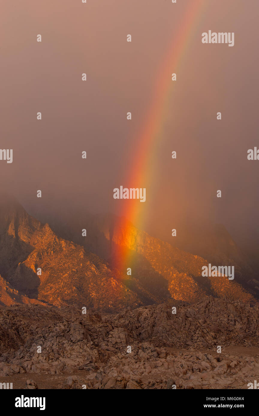 Rainbow, Alabama Hills, Sierra Oriental, Inyo National Forest, California Foto de stock