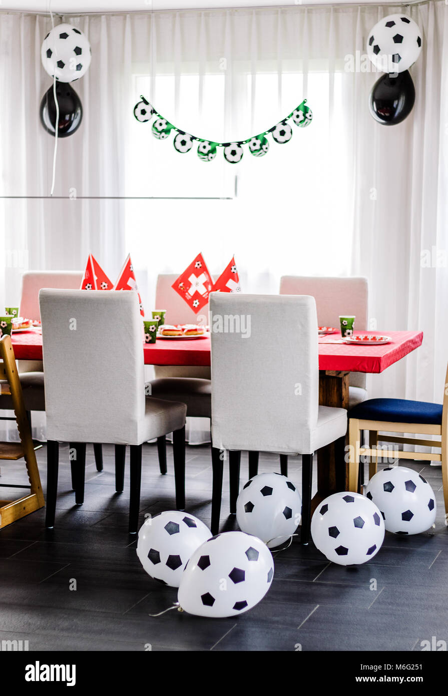 Tema de fútbol fiesta de cumpleaños para niños. Tabla decorada en colores  rojo y verde con globos en blanco y negro Fotografía de stock - Alamy