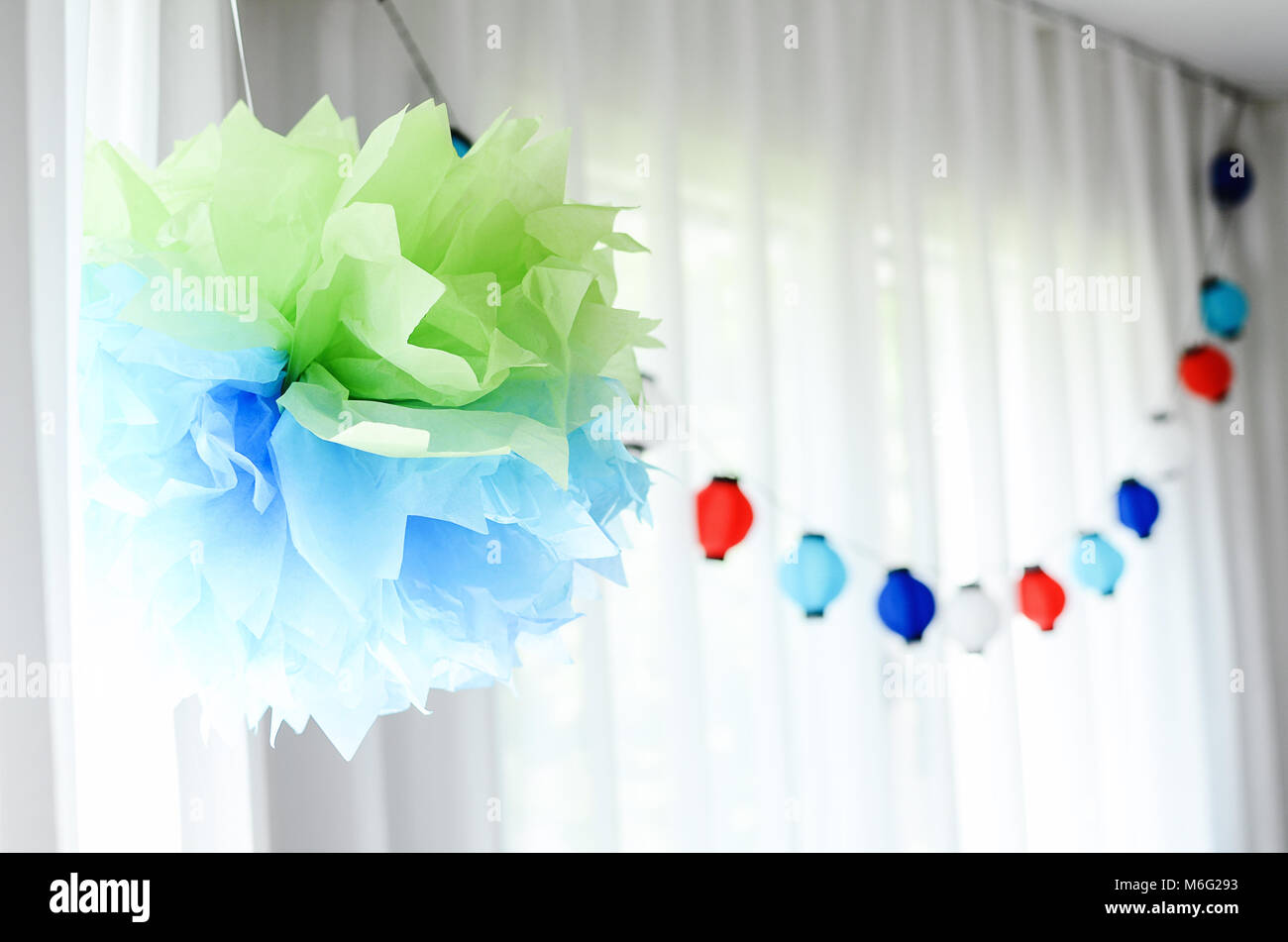 Multicolor fiesta de cumpleaños para niños con temática de Arco Iris. Adornos  colgantes con luces de papel Fotografía de stock - Alamy