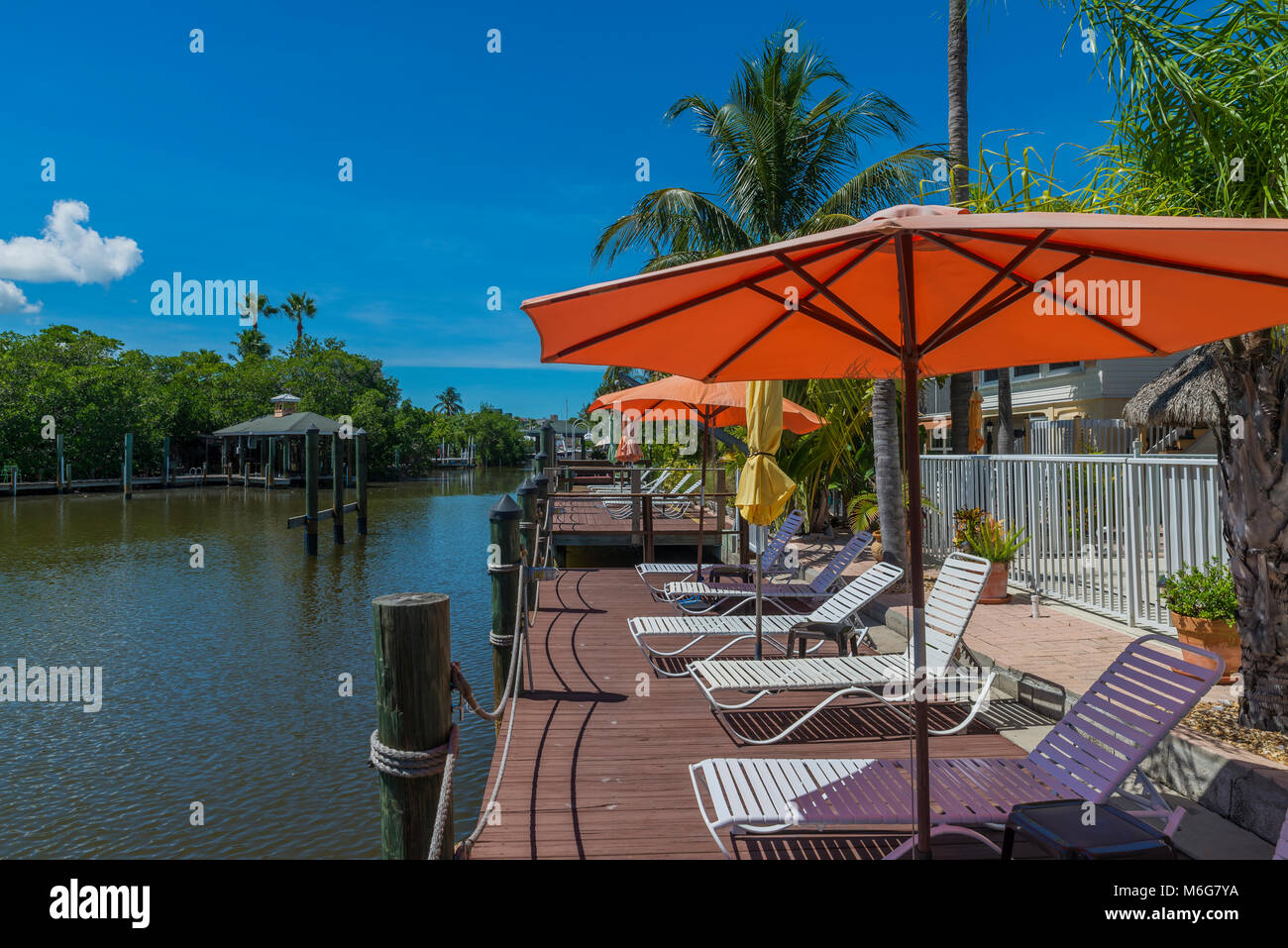 Ee.Uu., Florida Fort Myers Beach, sol, solstol brygga, sombrilla, varmt, semestre, ledigt, hav, båtplatser sjö, sol, tumbona, puente, sombrilla, cálido, vaca Foto de stock
