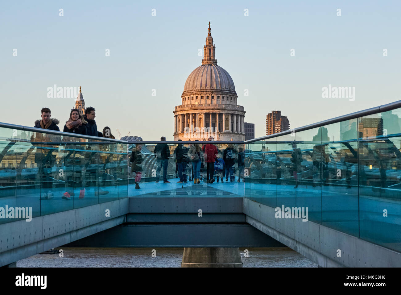 La gente en el Puente del Milenio, con la Catedral de San Pablo, en el fondo, Londres, Inglaterra, Reino Unido Foto de stock