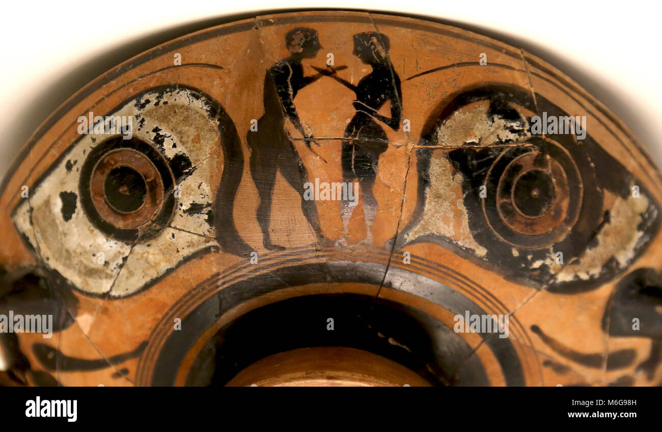 La copa ocular (Kylix) con jóvenes figuras de escena y dos ojos (detalle). Pre-griego clásico período arcaico. 6to siglo A.C.. Emporion, Girona. Foto de stock